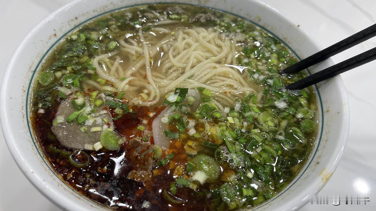 8块多的牛肉拉面，照样能吃到牛肉！以前经常听人说，兰州牛肉拉面，只有面，只有汤