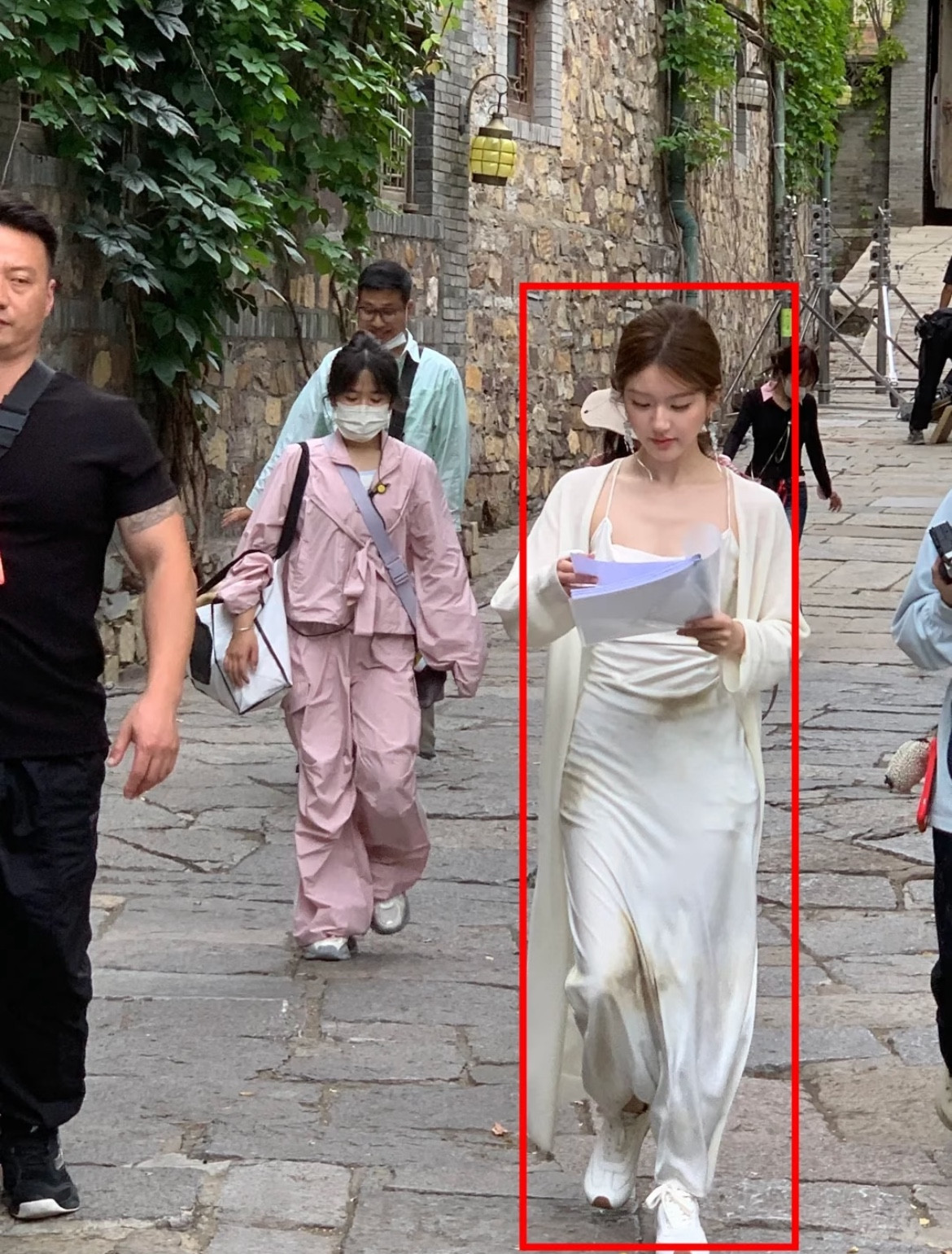 突然发现她好白，和别人仿佛不在一个图层好像没人发现，她本人好白，看了一些生图路透