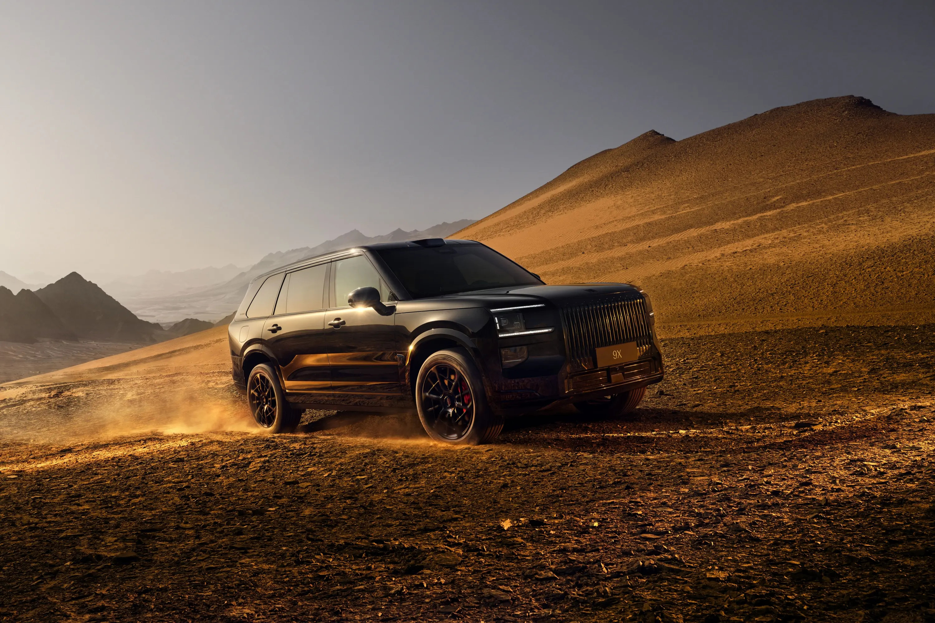 这款大型SUV是真彻底火出圈了。开起来特扎实，过弯不飘，就算馈电也没觉得动力掉档