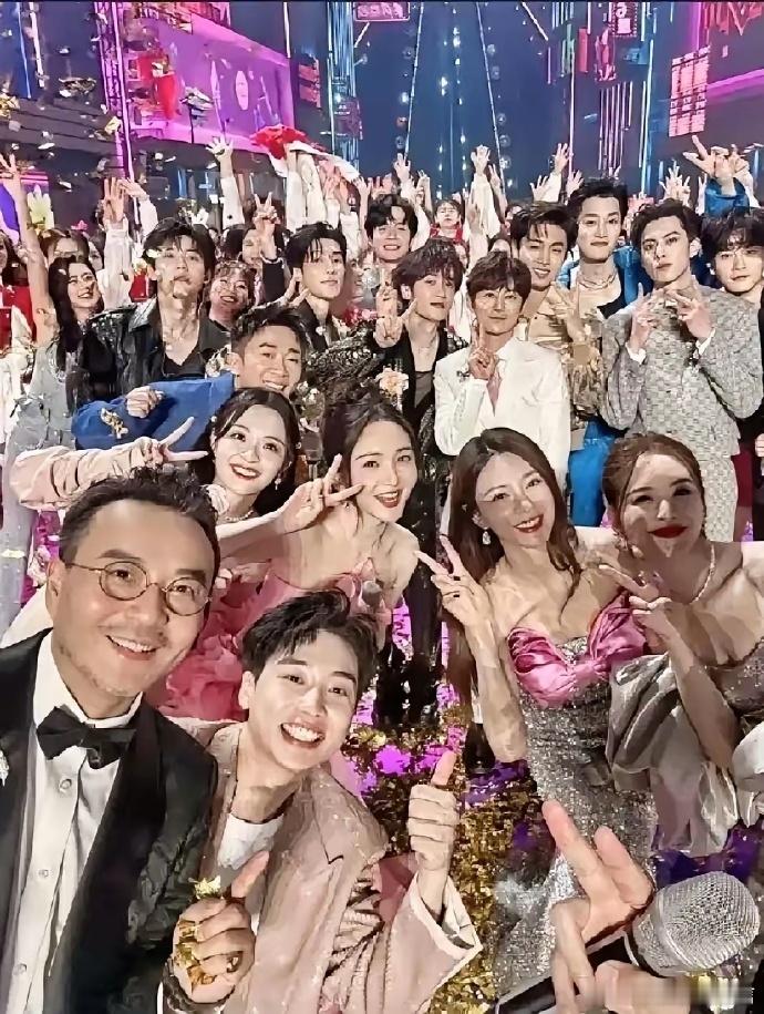 我嗑瓜子，观赏湖南卫视跨年盛况。母亲瞥了一眼，疑惑道：“主持人们为何装扮得如此姨
