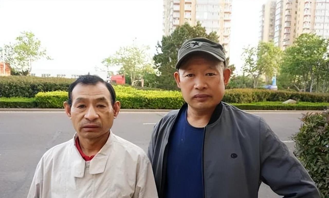 2021年，山东一位大爷出去遛弯时，发现一张被人扔掉的破沙发，他欲将其拖回去，准