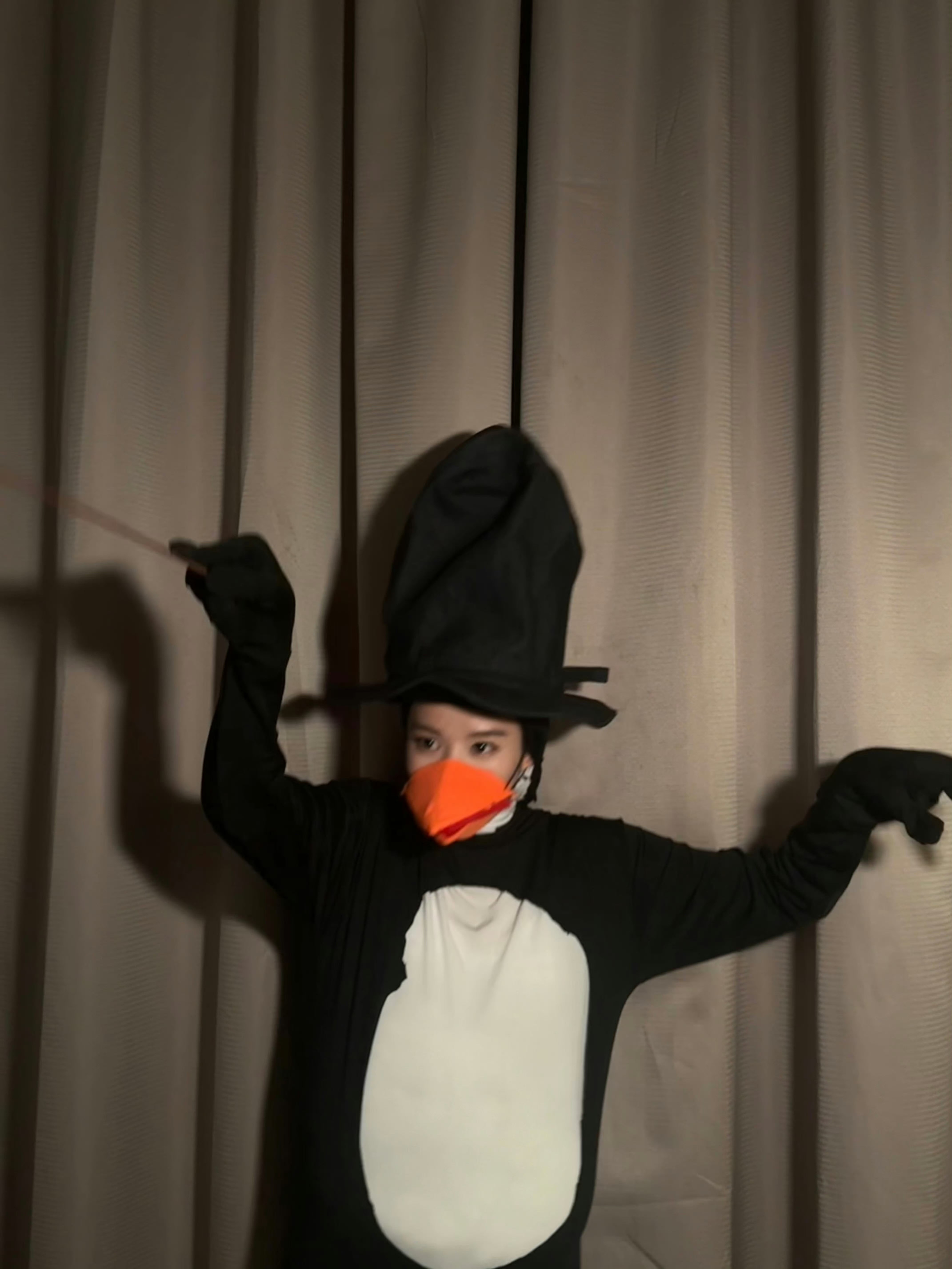 卢昱晓cos高雅企鹅🐧，哈哈哈哈错过一个梗又会怎样？！[捂脸哭][捂脸哭]​​​