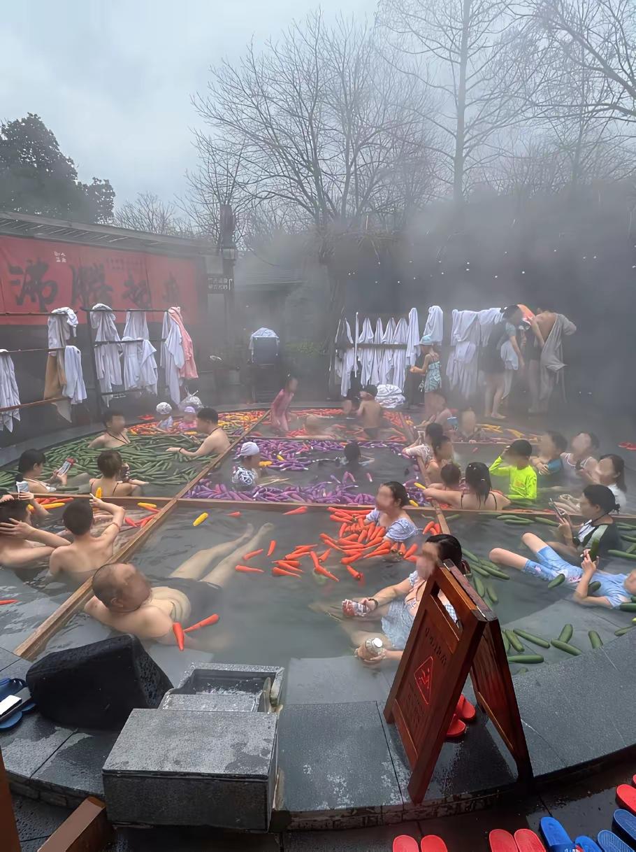 有人说，泡这种温泉不脏吗？为啥温泉里放很多黄瓜，胡萝卜，这是有啥讲究吗？温泉