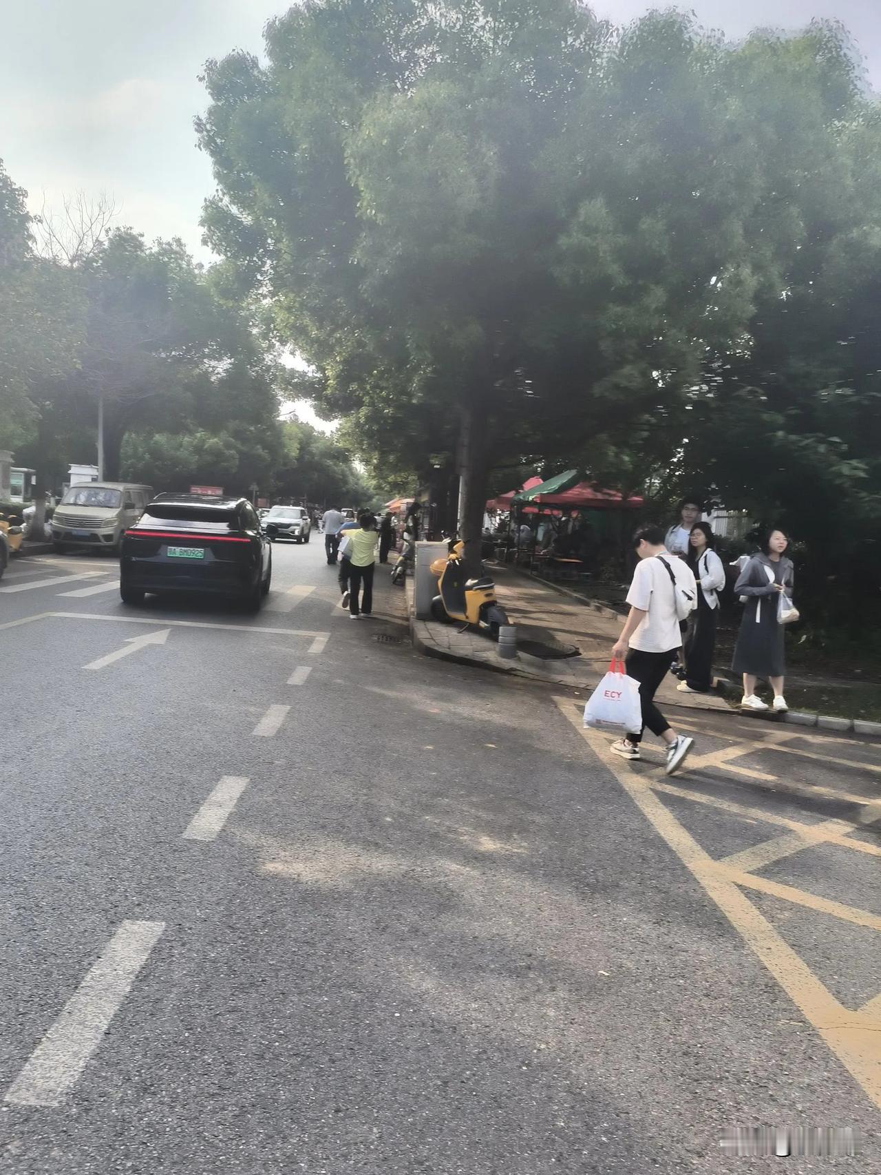 武汉顶级光模块大厂生意到底怎么样？刚武汉光模块加航天零件生产龙头，到这边老厂区，