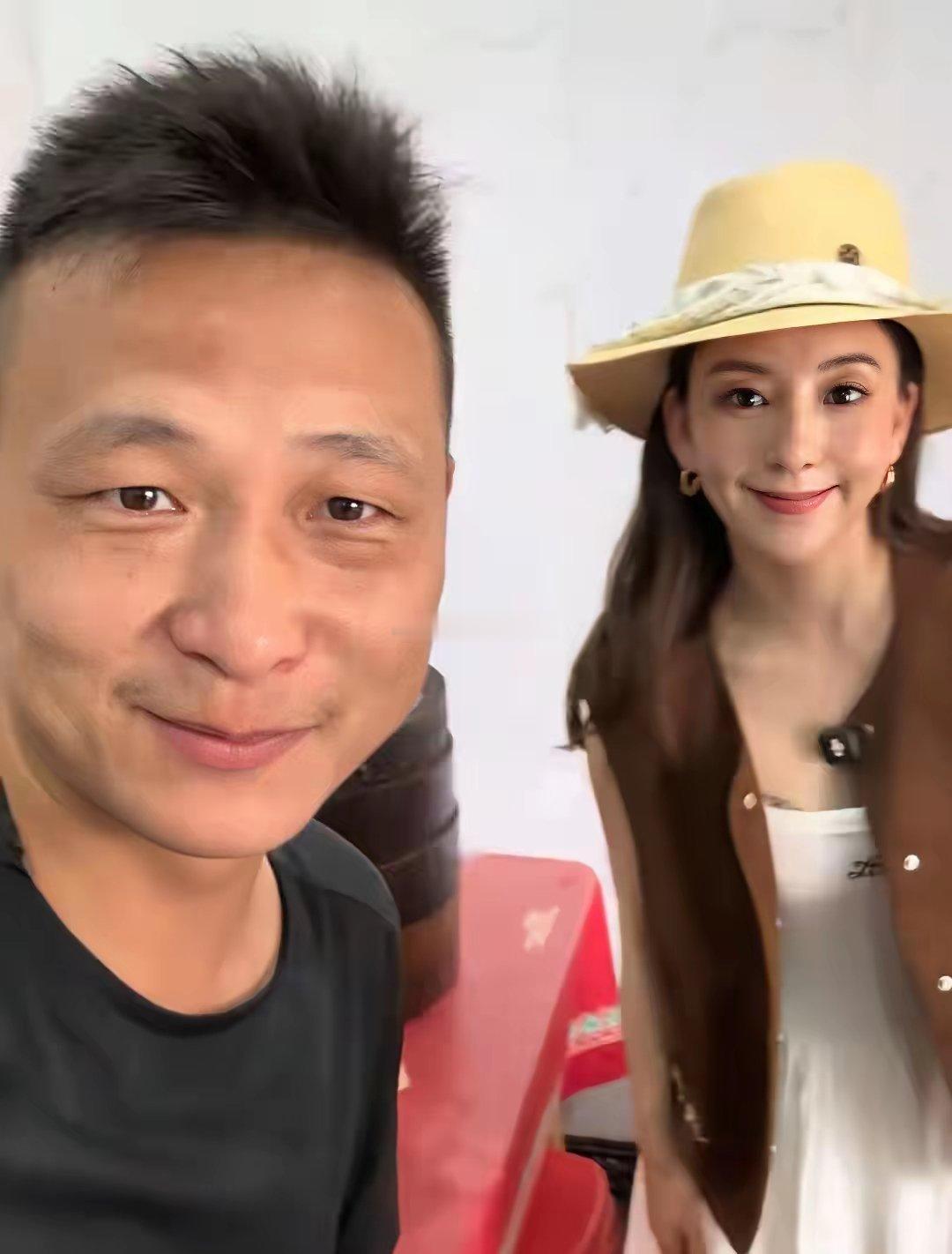 方媛回老家跟幼儿园发小一起直播吃肉渣饭离开美颜不年轻但接地气