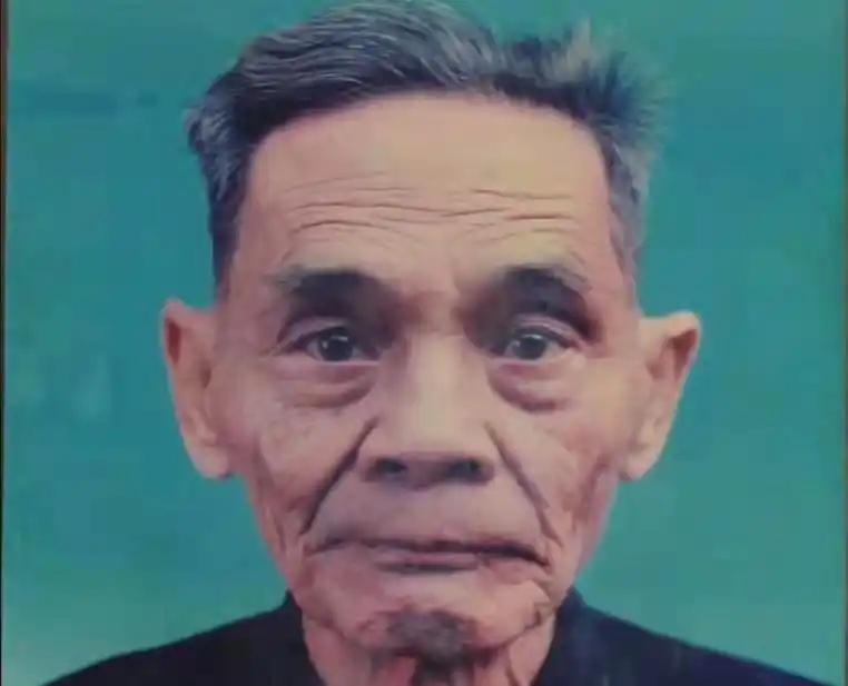 1988年，中国大陆和台湾正式开放探亲，台湾一位名叫叶依奎的地下党，混在探亲队伍