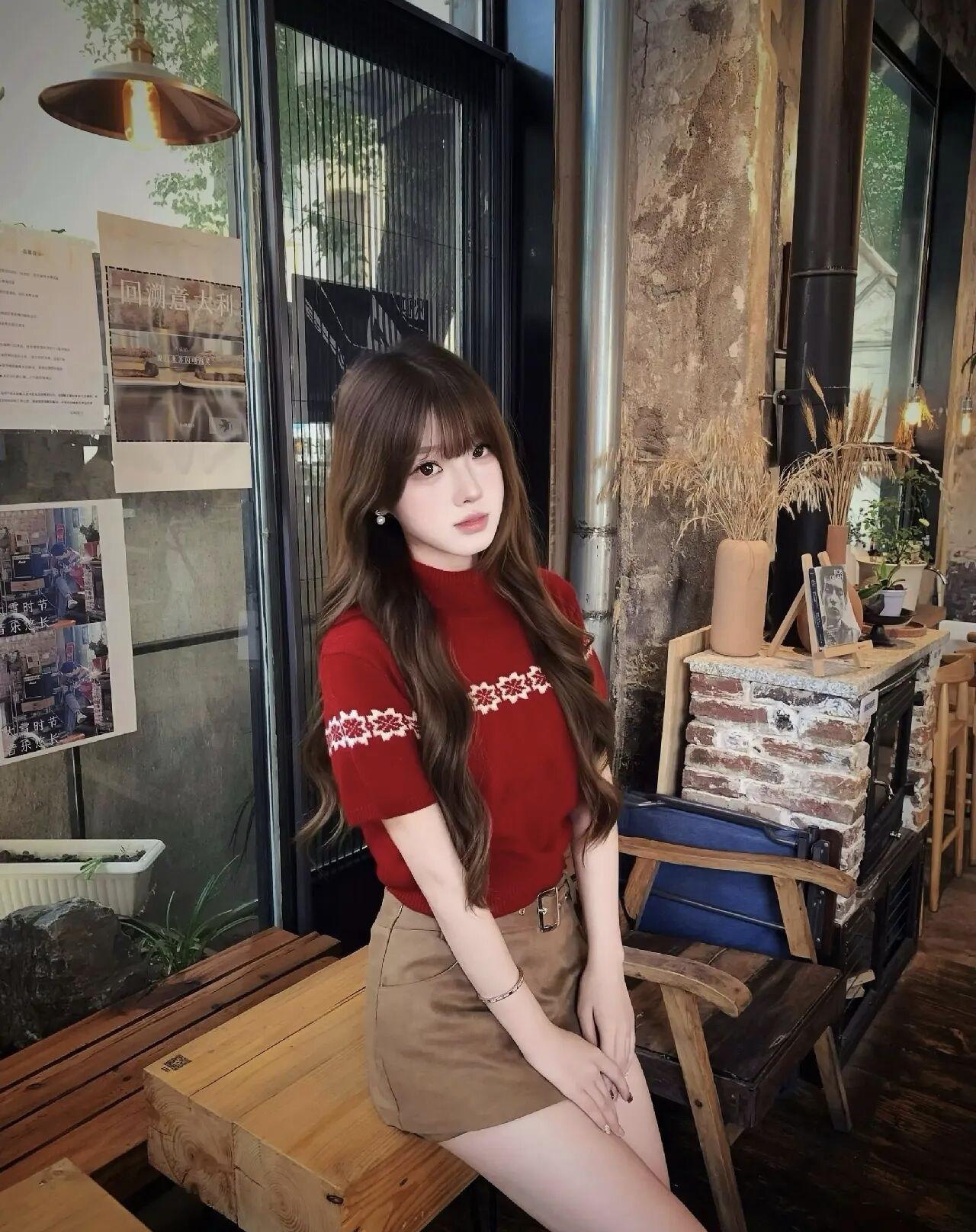 红毛衣撞上复古调调，咖啡香里偷藏一份冬日甜意☕️