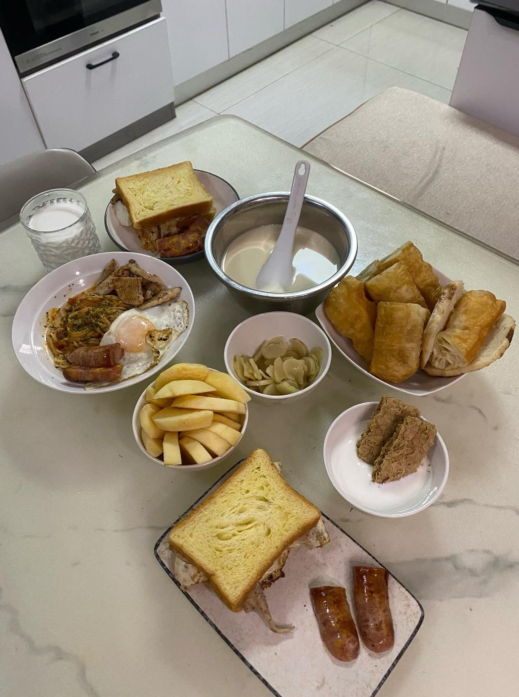 一家五口的早餐！大儿子的酸奶燕麦三明治，二儿子的番茄肉酱意面，小闺女的三明治加