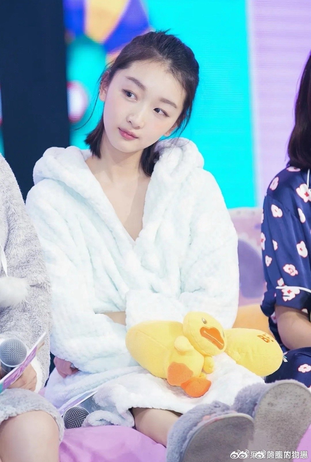 周冬雨被路人夸好美的反应hello时装周路人一句夸赞就让周冬雨露出软萌神态，歪头