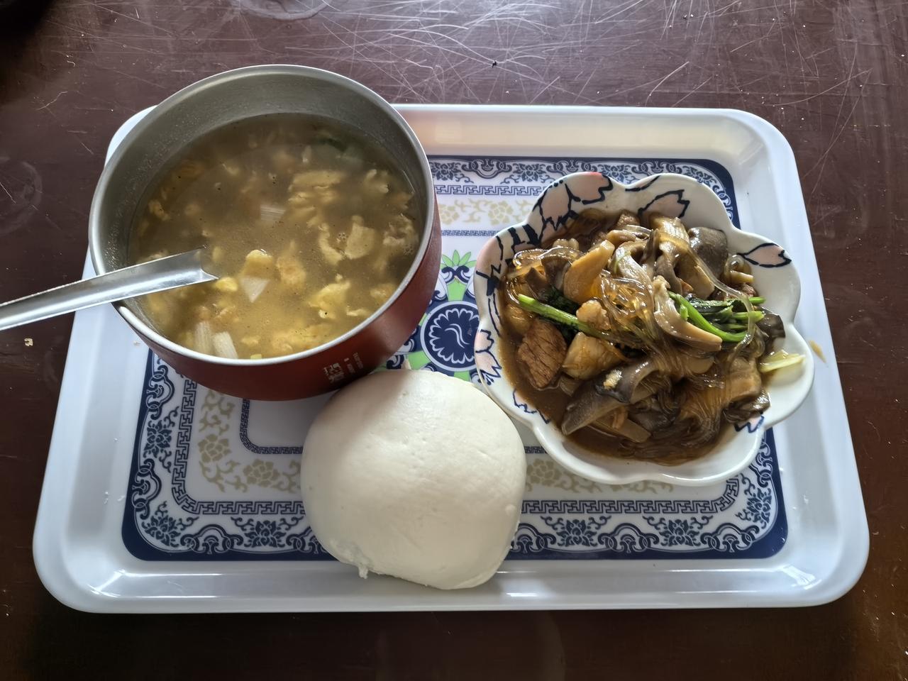 一菜一汤一馍，今日份午餐，都瞅瞅，算不错的了吧。公司今日员工午餐，醋溜鸡蛋，蘑菇