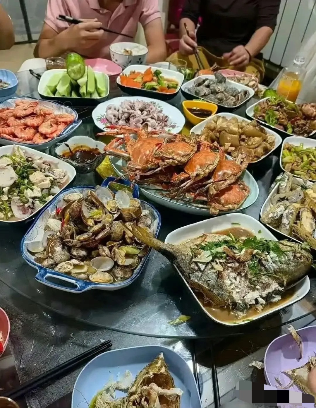 这是什么条件的家庭，这顿菜都是海鲜，肯定要不少钱吧