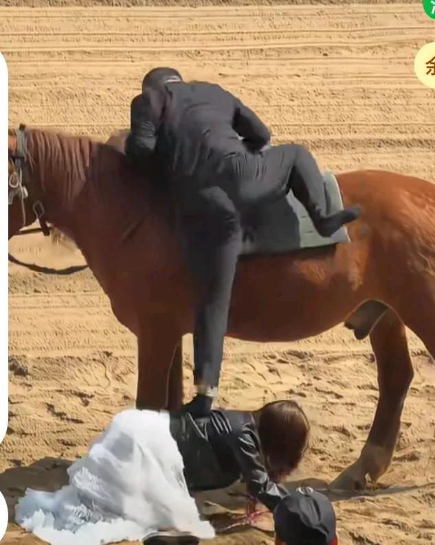 大哥春日在清明上河园挑战上马，陌生小姐姐主动趴下垫脚，大哥看到小姐姐趴在地上，