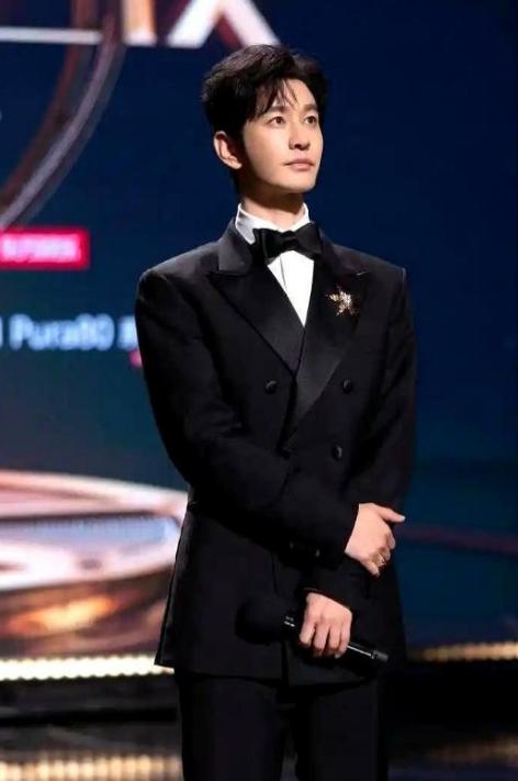 2008年，黄晓明借钱砸进去540万，买了180万股华谊兄弟原始股。2009年华