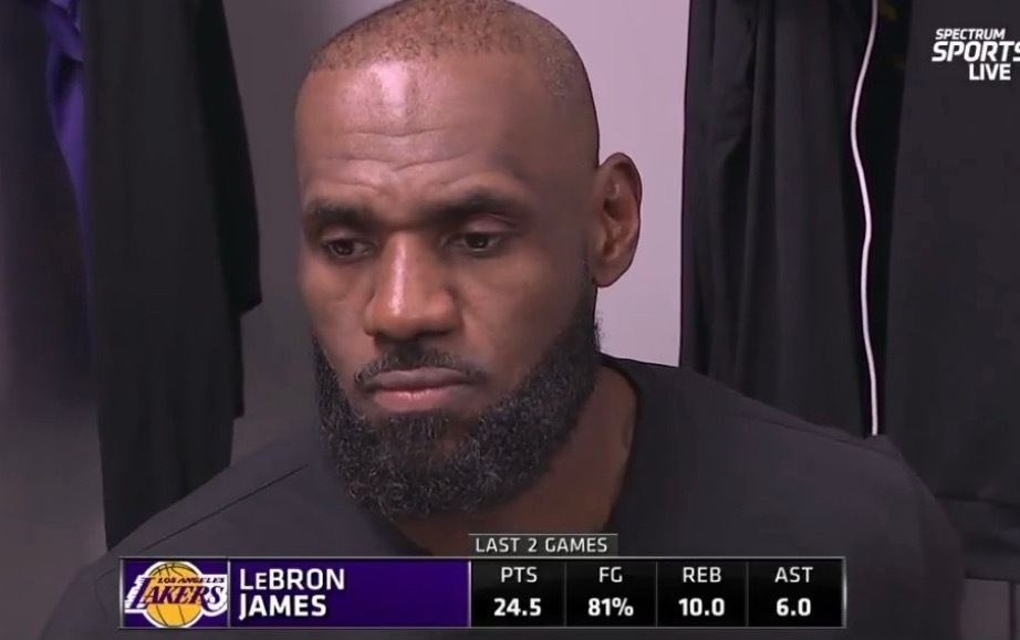 詹姆斯将今晚的胜利称为湖人的一场“贪婪的大胜”，尽管球队凌晨5点才抵达迈阿密，他