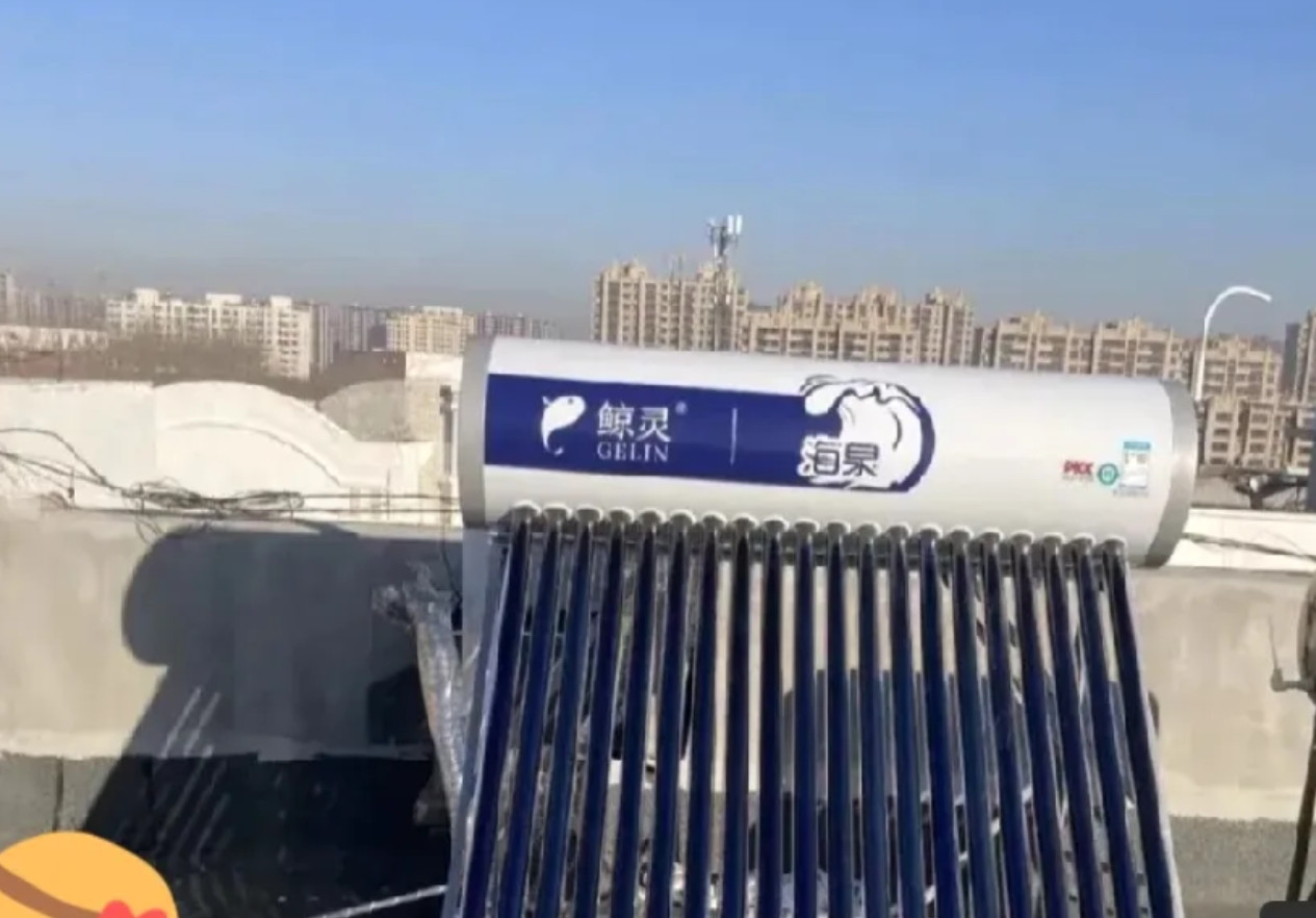 我把一套小房子租给一个男孩快5年了，他交租挺准时。前几天他打电话说太阳能被风刮坏