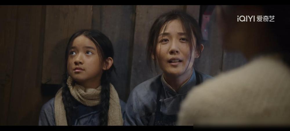 《风与潮》小渔一家开船救了那么多人，小渔父亲被枪打死，母亲的腿被打伤。后来大