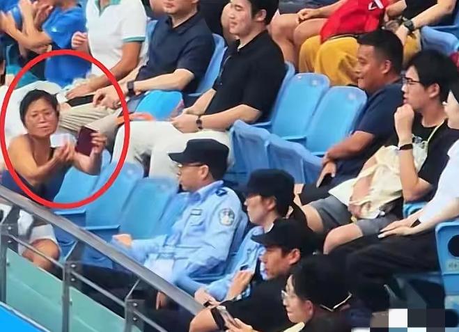 终于找到46岁女子敢大闹上海网球赛的原因了。不是因为她当天喝酒了，而是她手中的