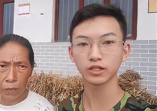 这故事太好哭了！15年前，贵州遵义的小杰才3岁，父母意外离世，他只能在奶奶怀里痛