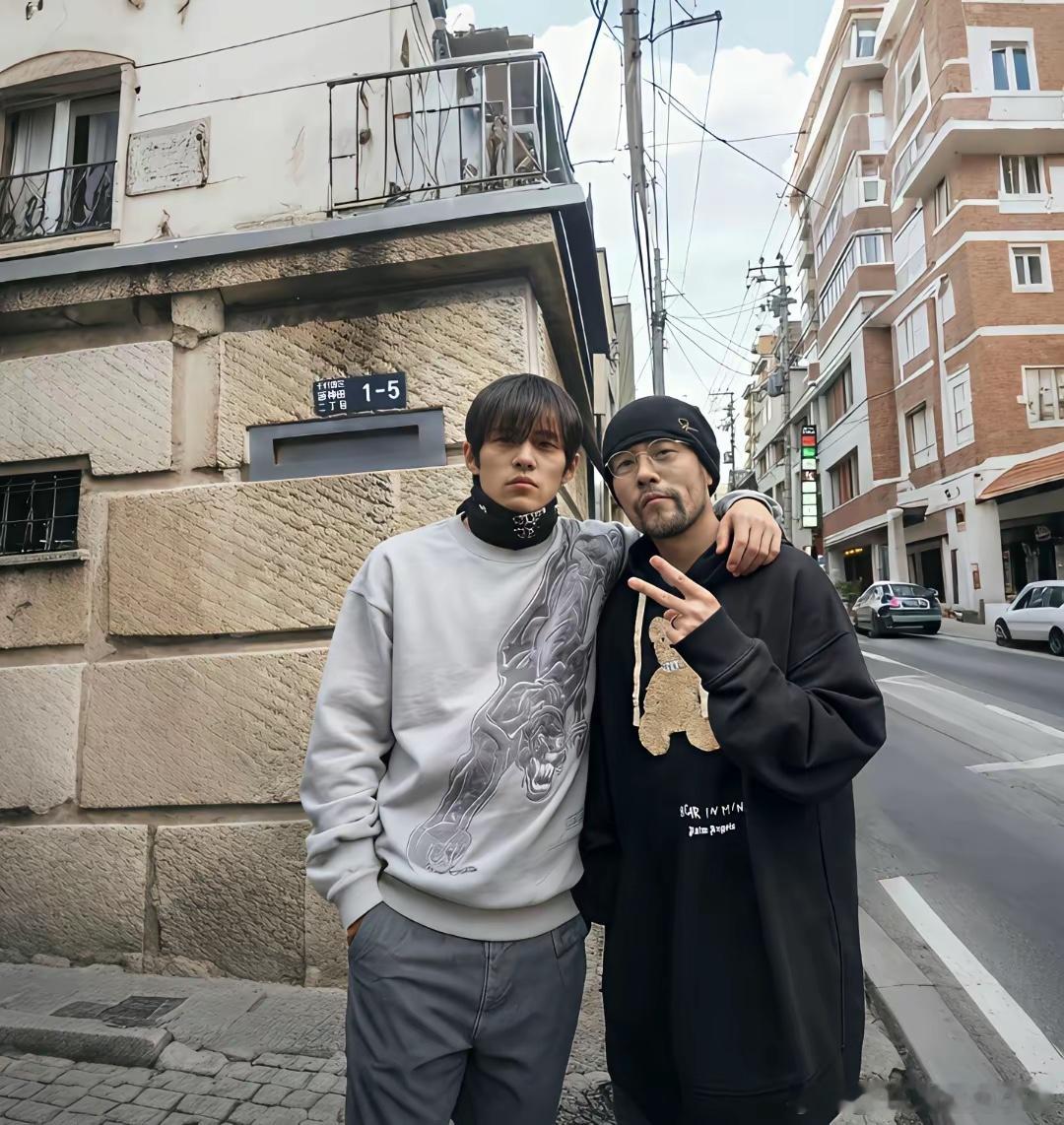 二十年前的周杰伦和现在的周杰伦同框了！