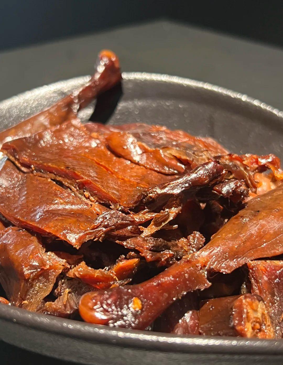 湖南必吃，正宗酱板鸭美食打卡攻略！火出圈的湖南酱板鸭，地道湘味灵魂美食，越嚼越