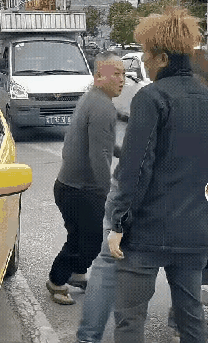 这人字拖身体素质也不错，被抱摔还能一屁股爬起来