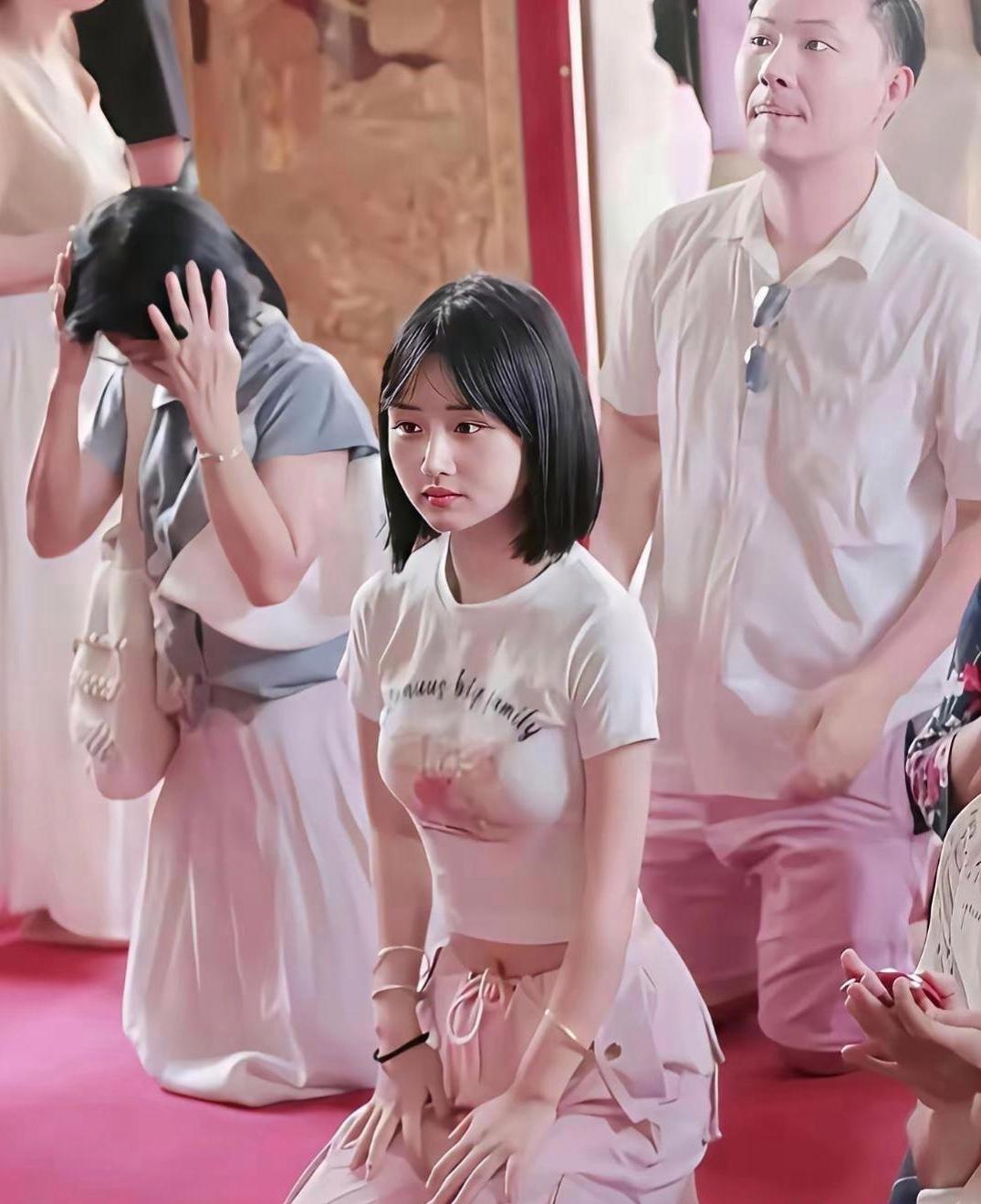 这‏⁠是﻿哪里的习﻿‍‎俗⁠﻿‎啊‏，这小姑娘长得可真好‏‌看‏。