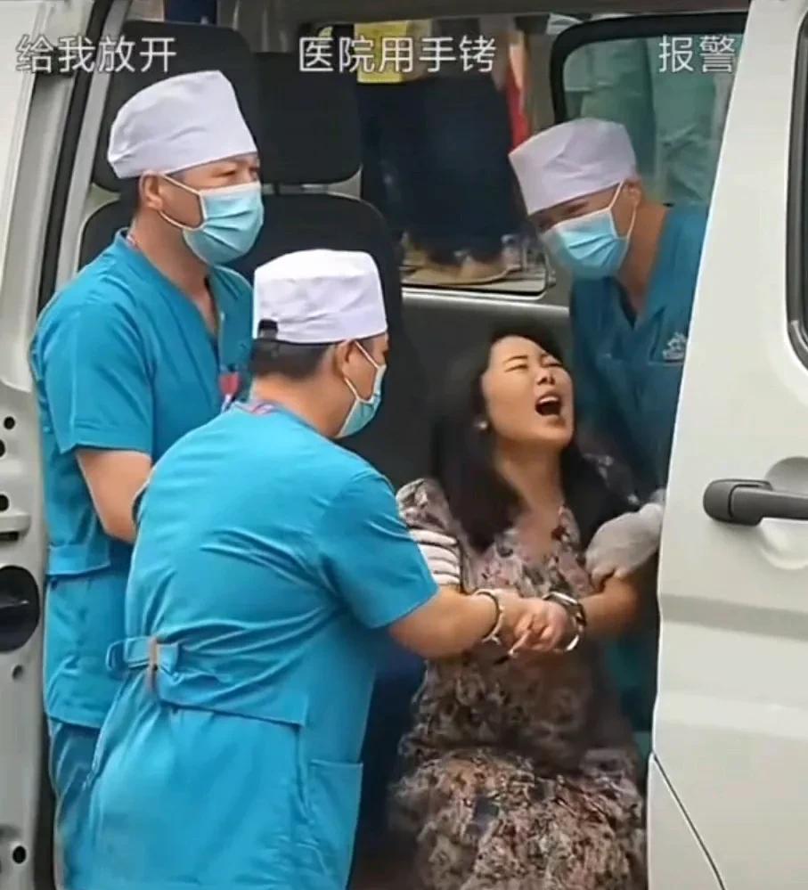 这究竟是被精神病，还是确诊为精神病。无论怎样，医院在没有经过医疗诊断就釆用强制限