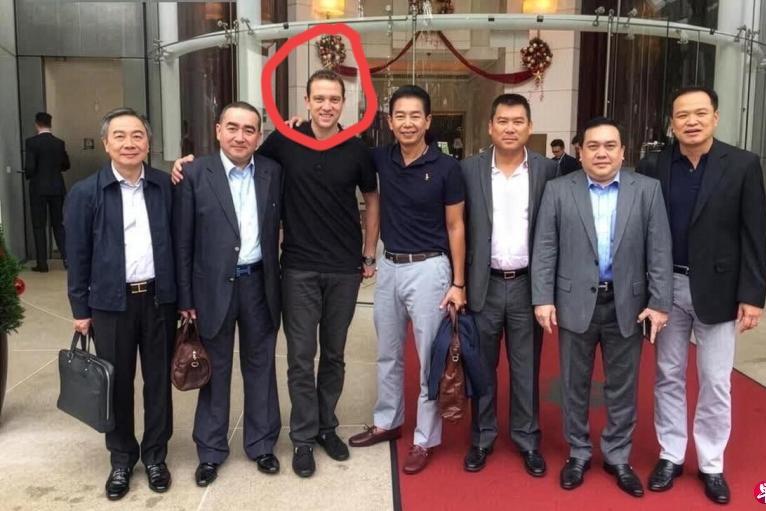 朋友的朋友的朋友！泰国政坛又有新的麻烦了。日前有人在社媒上放出了一张照片，是首