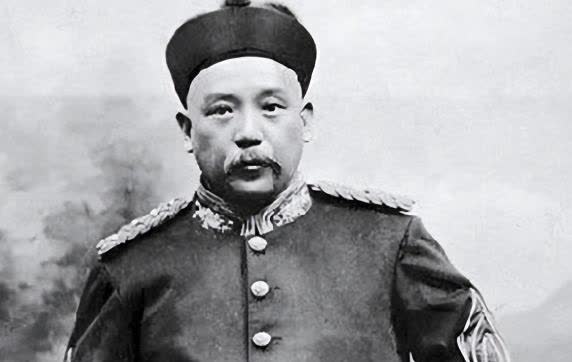 1916年，袁世凯知道自己时日无多，他叫来儿子袁克定，缓声道：“出殡那天，你不用