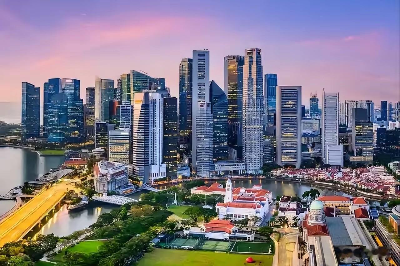 短短五年，香港和新加坡的经济差距被拉开了一大截。2019年香港GDP3660亿美