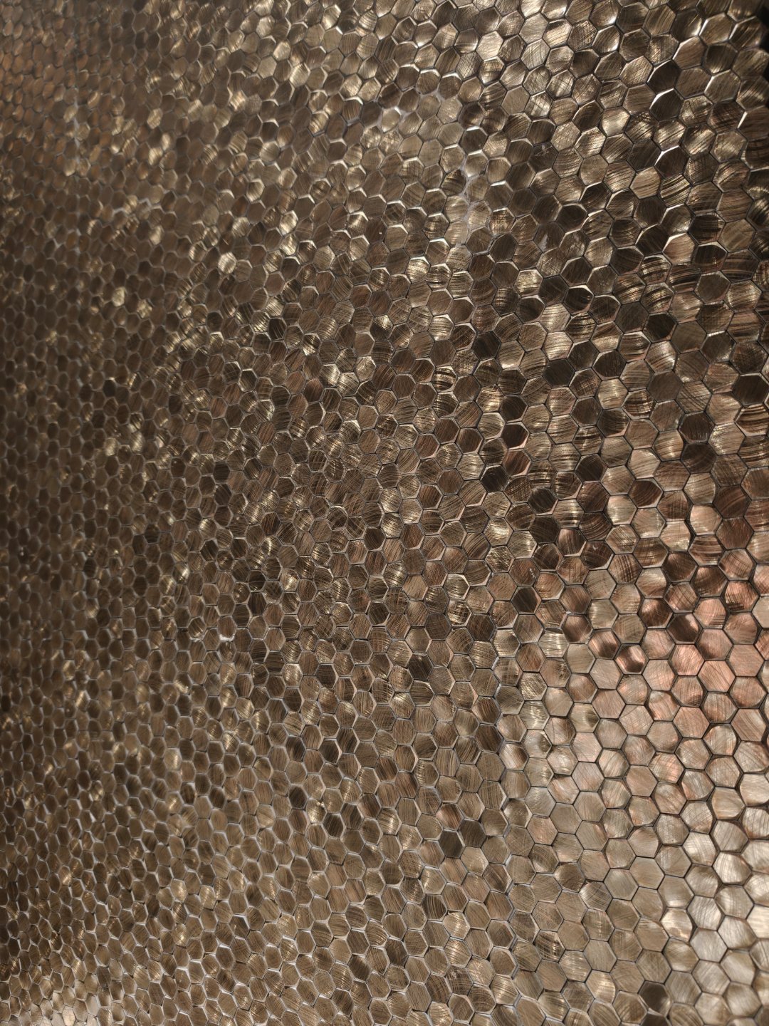 感受一下深圳美高梅酒店的洗手间墙壁。看起来金碧辉煌的感觉摸了一下，好像是铜的？