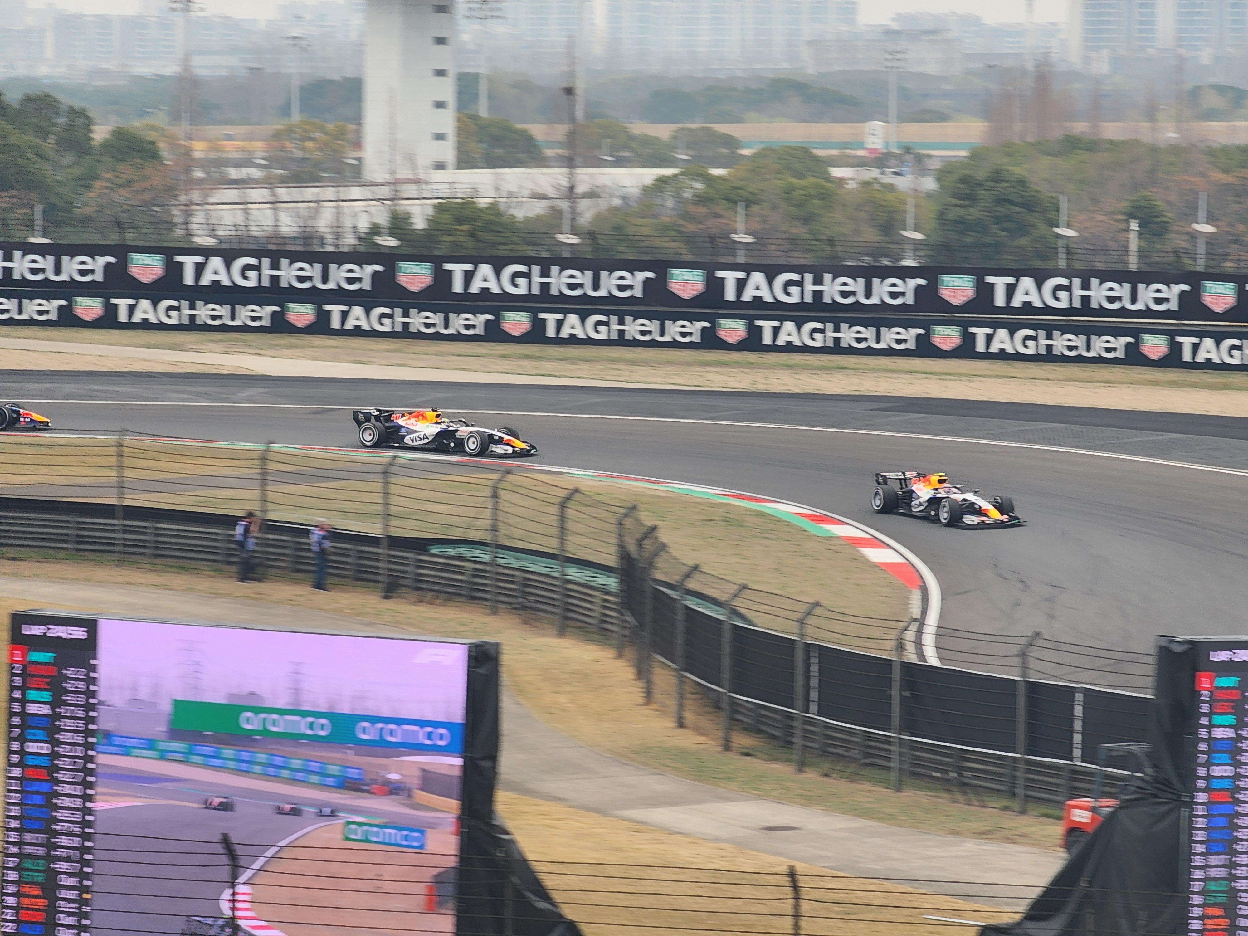 维斯塔潘退赛是真的崩溃，斩了4个位置我记得，然后还差几圈，没挺住