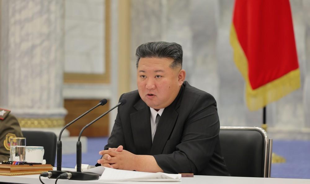 驱逐舰事故后金正恩一夜白发？召集全军高层开会，看到火炮射击才笑了出来当地时间3