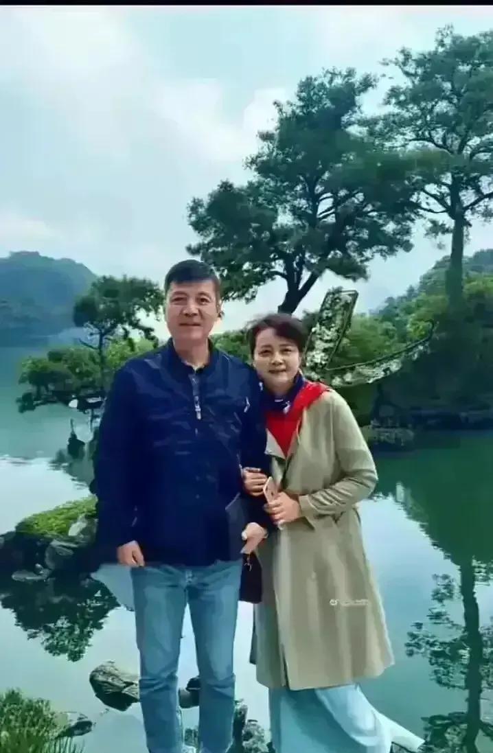 猜猜照片里的人是谁？男生看起来很熟悉，有人认识吗？#老照片#