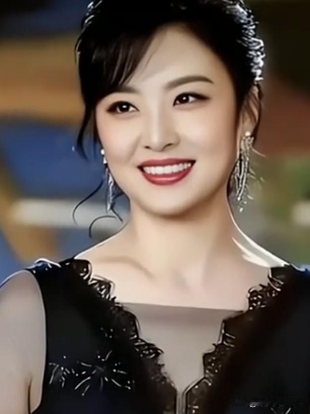 周涛：端庄大气，从容如兰。从春晚舞台到《声临其境》，她用温润声线传递力量，以优雅