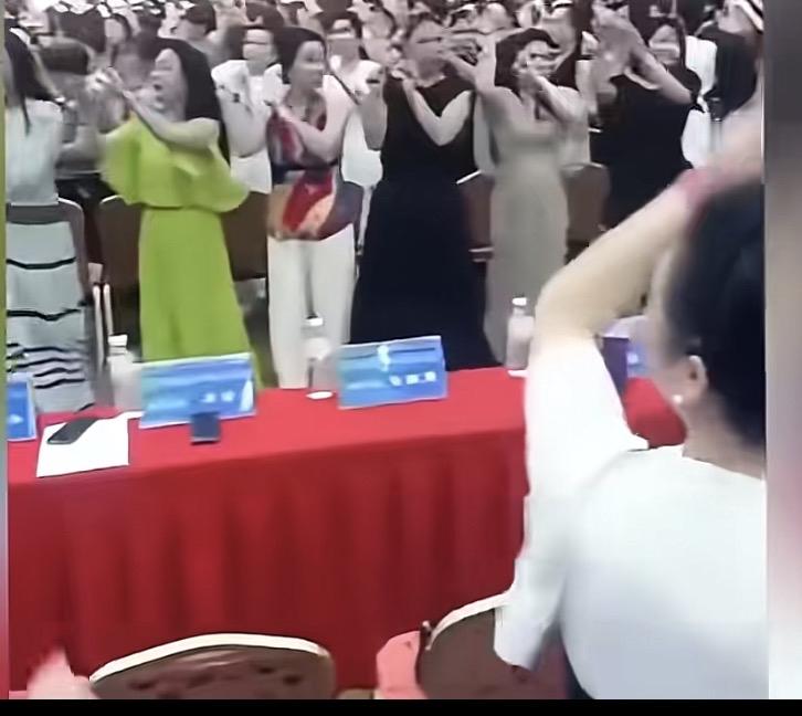 传销的变种传销，改名叫微商，现在叫成功学。短发离异小西装，经济独立干微