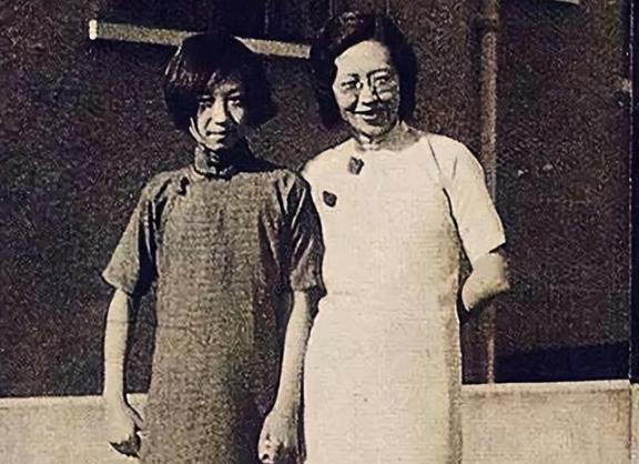 1956年，吃下堕胎药的张爱玲，在床上疼的直打滚。突然，孩子掉下来，她长舒一口气