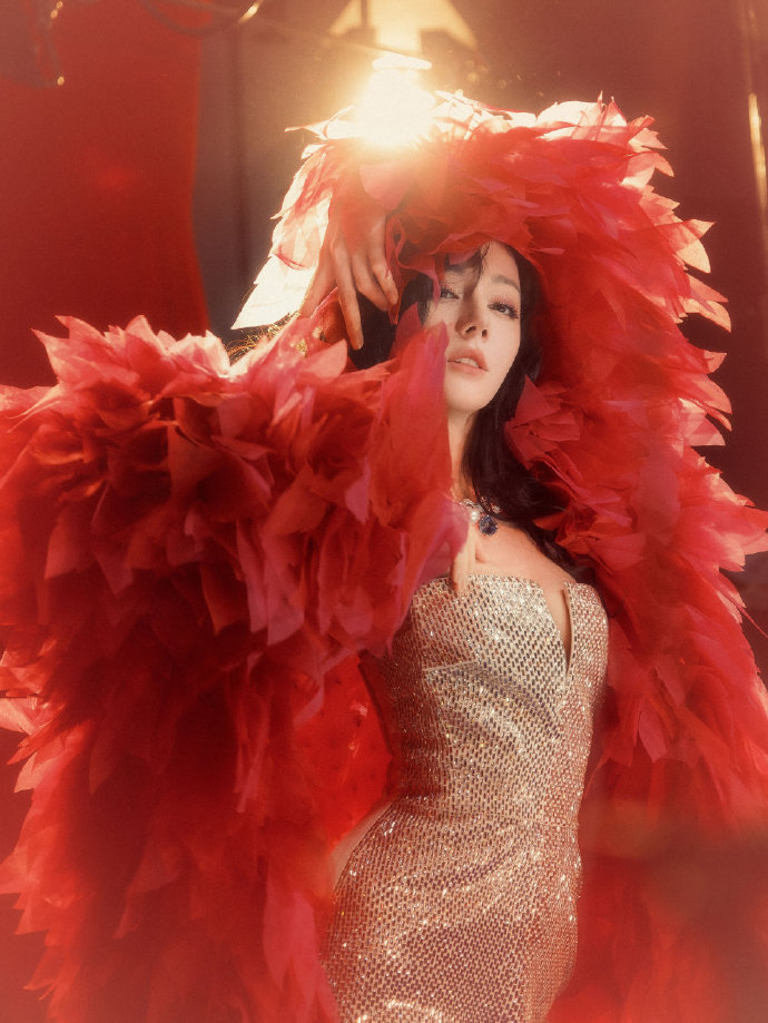 1.迪丽热巴的粉丝一直在维权，相关博文点赞量超过百万，但嘉行没有任何回应，真破