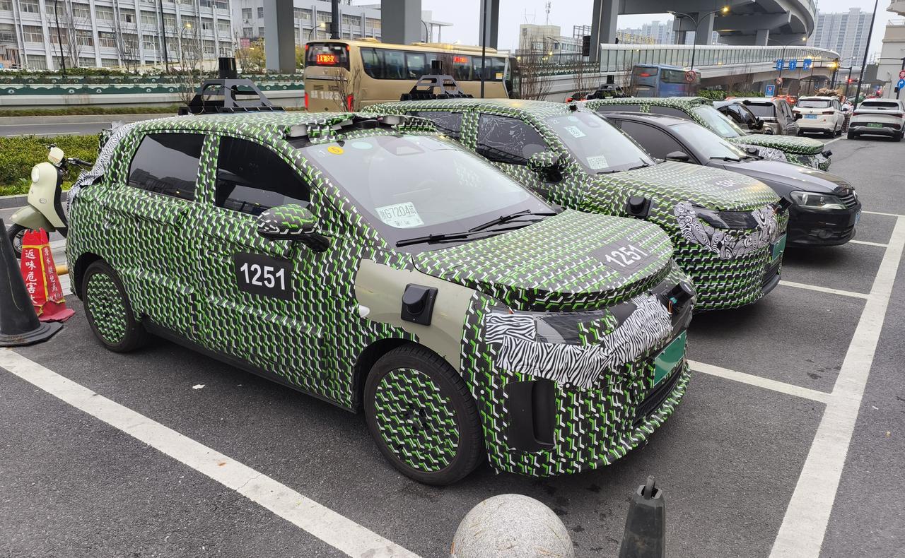 包裹的严严实实的伪装车，有认识的吗?