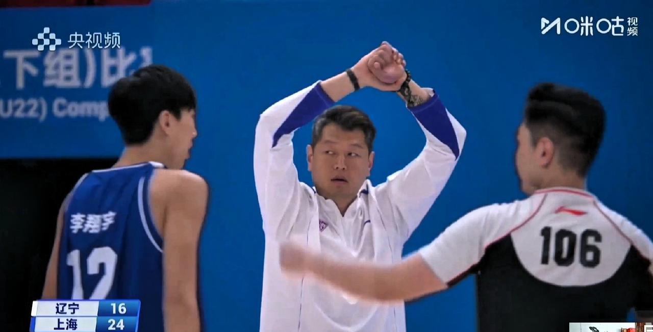 上海男篮主帅莫科惊出一身冷汗，8人出战的辽宁青年队太顽强，全运会上，外教洛佩斯以