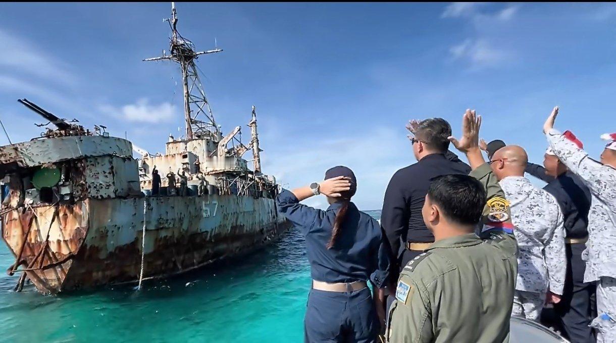 菲媒：菲军给正在中国仁爱礁上非法坐滩的破船送去了圣诞节礼包和生活补给！根据菲律宾