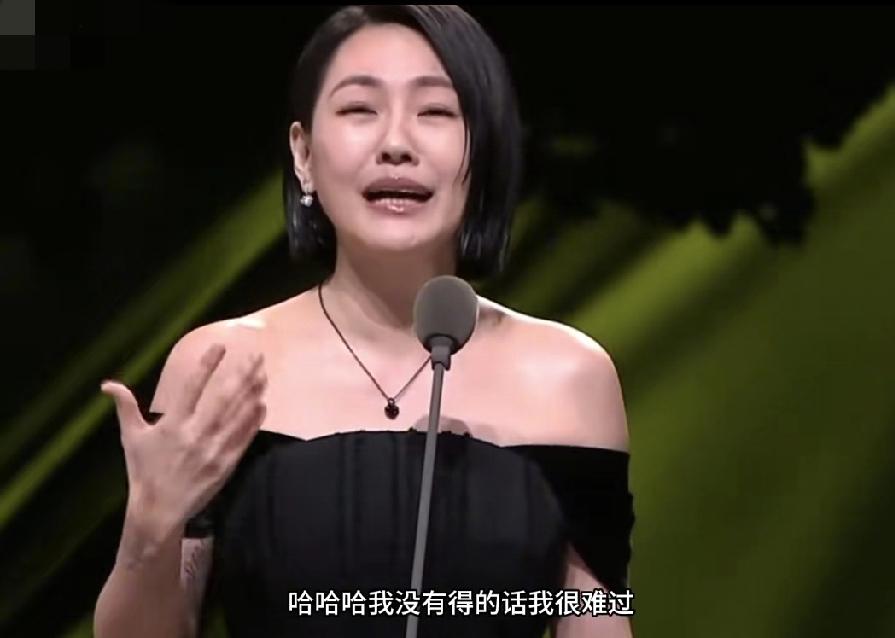 小S金钟奖上台颁奖，有谁注意到她这次戴的项链？这条项链可不简单，那是姐姐大S以特