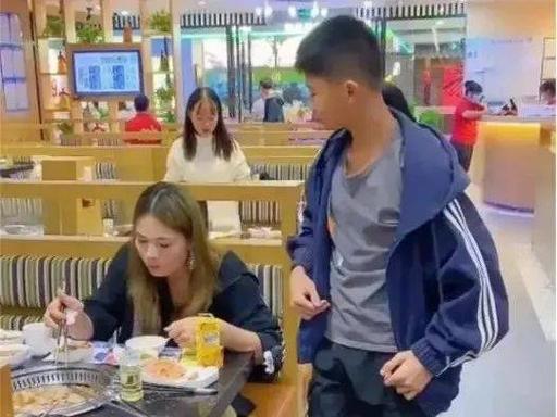 🐰泪目！重庆一小男孩在餐厅吃饭时，发现隔壁桌的女子背影像妈妈，他借上洗手间