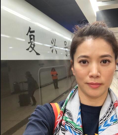 袁咏仪自曝日常全素颜，接纳自我才是最美状态袁咏仪在采访中自曝，生活里基本不化妆，大多以素颜示人。她笑