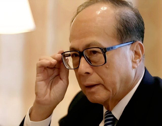 面对官方三次警告,李嘉诚依旧保持沉默,国家终于采取行动