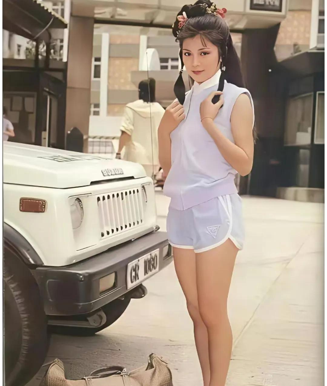 刷到一张1984年的老照片，翁美玲在片场休息呢——头上还带着古装发饰，身上却穿了