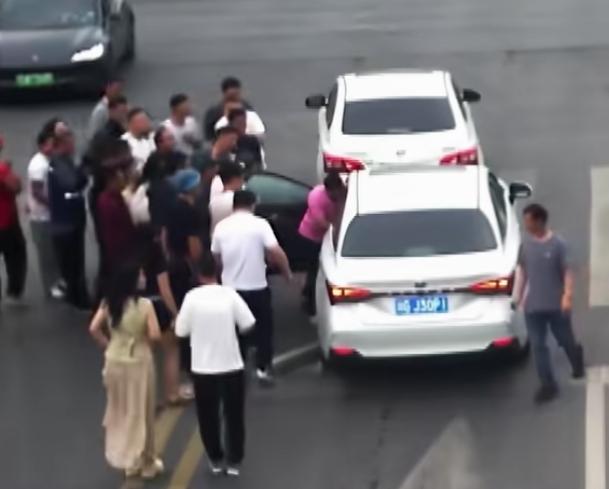泰州靖江女司机王芳凭一波操作火遍全网，被撞后不追责反而顶车救人，后续捐掉奖励新车