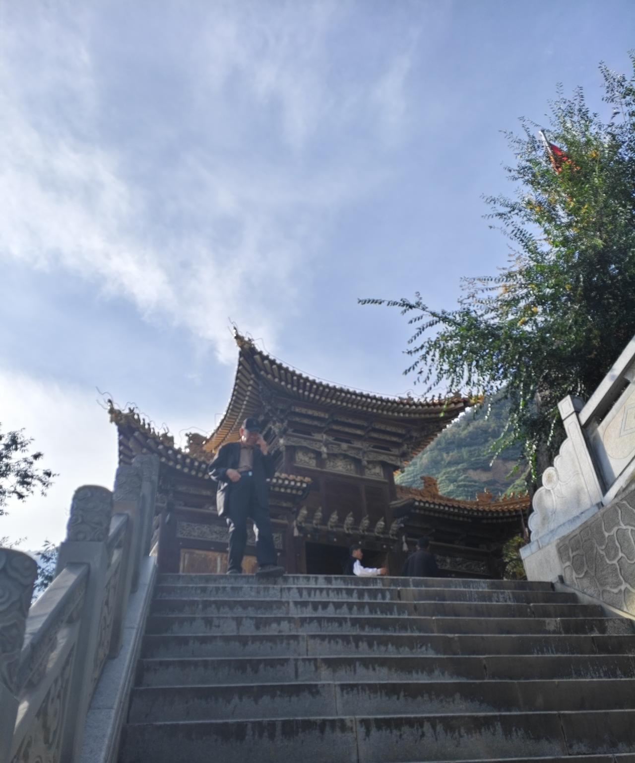 经常逛五泉公园的兰州市民们，你们能一眼就认出下面三张图的建筑吗？能认出一张就证明