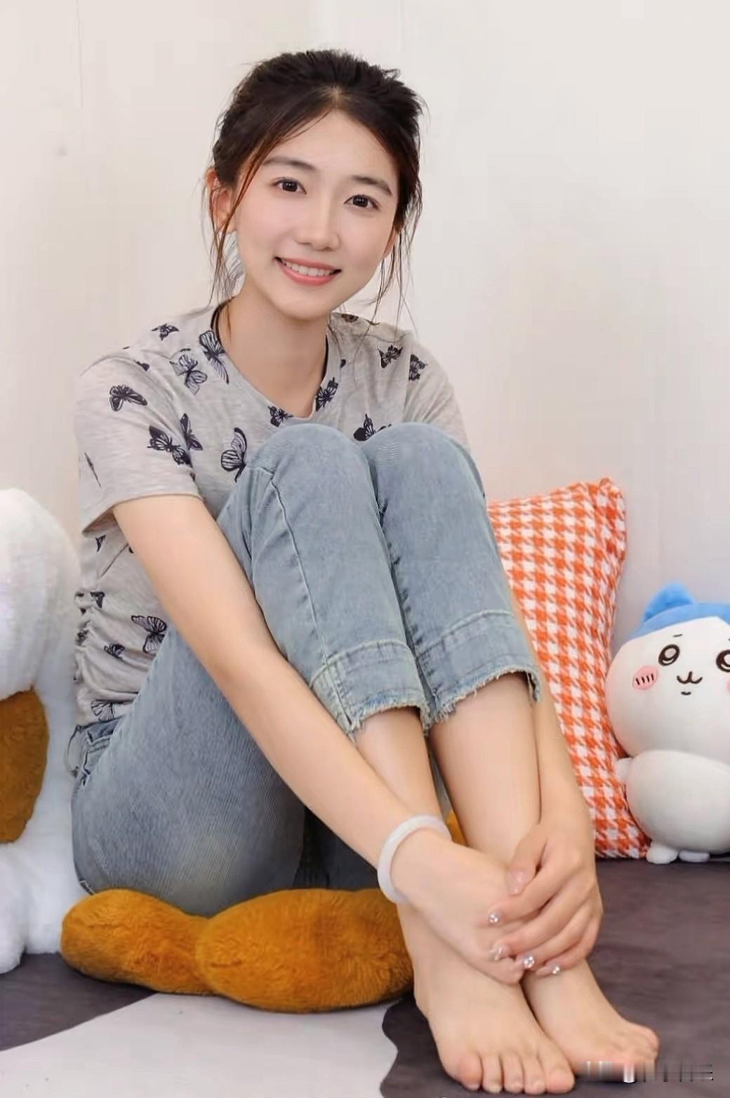 元气少女偎着毛绒玩偶，眉眼弯弯，把时光都酿成了甜。晒图笔记大赛今日分享随手拍照片