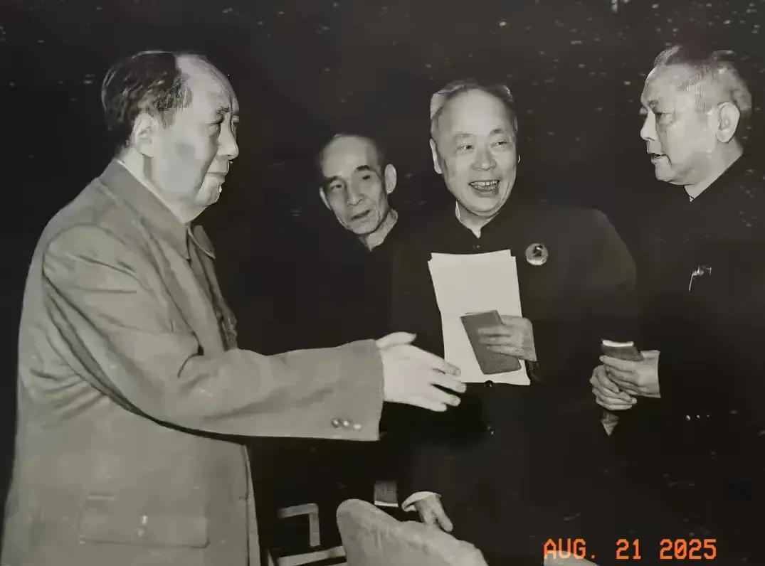 珍贵的一张照片。难得一见的照片，画面中除了伟人毛泽东以外，内三位国家领导人你能